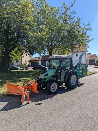 Traktor mit Schneeschild und Häcksler AgroKid 230
