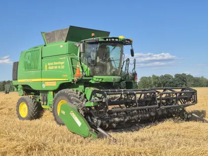 John Deere T560 Hillmaster Klappschneidwerk, einsatzbereit