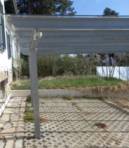 Carport aus Stahlträgern und Glasdach