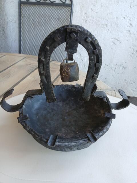 Aschenbecher handgeschmiedet mit Hufeisen und Glocke