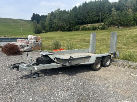 Baumaschinentransporter