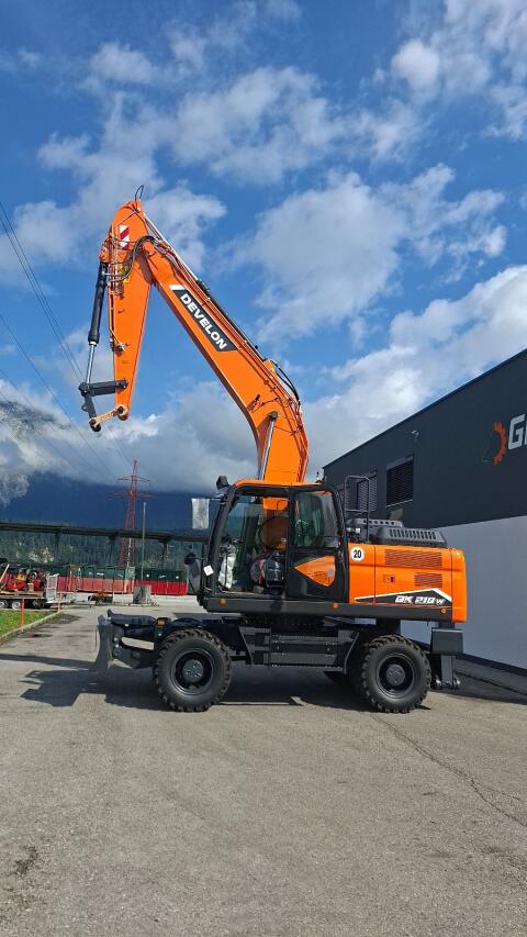 Mobilbagger Develon DX 210W-7 Neumaschine