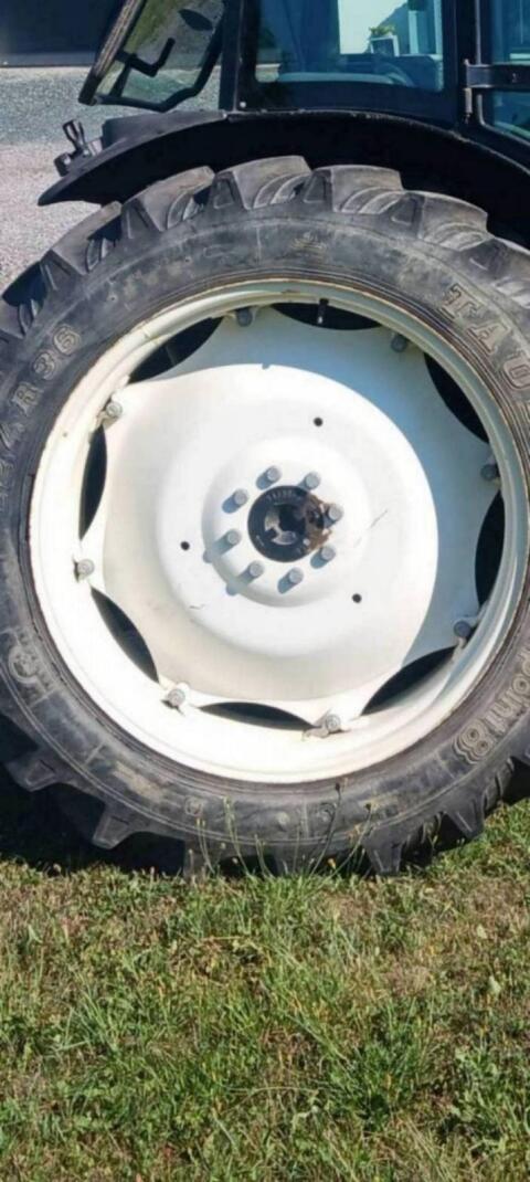 Komplettreifen 12.4R36 und 11.2R24 New Holland TN70DA
