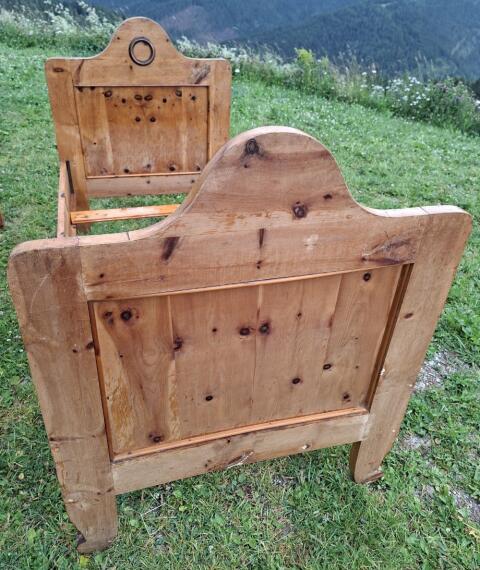 Zirbenbett antik, massiv, 84 x 179 cm mit Lattenrost