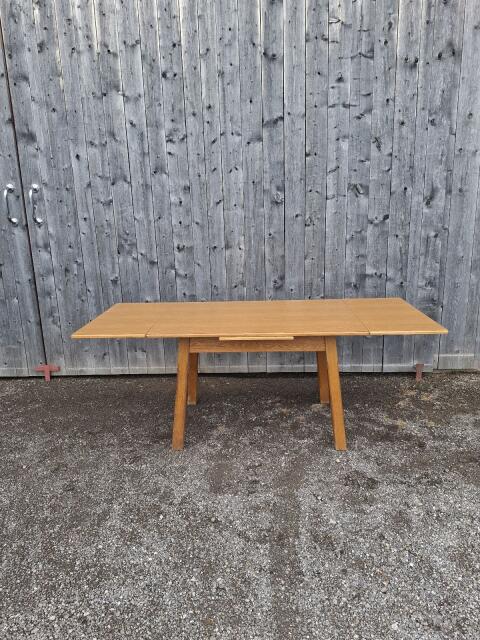 Ausziehbarer Tisch