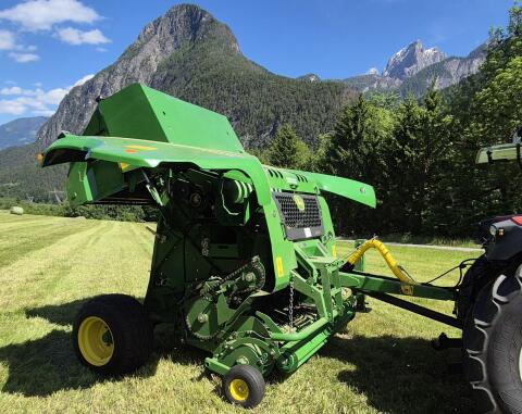 Rundballenpresse John Deere F440M