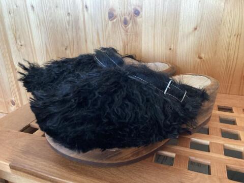 Verkaufe Holzschuhe mit Ziegenfell, Größe 43