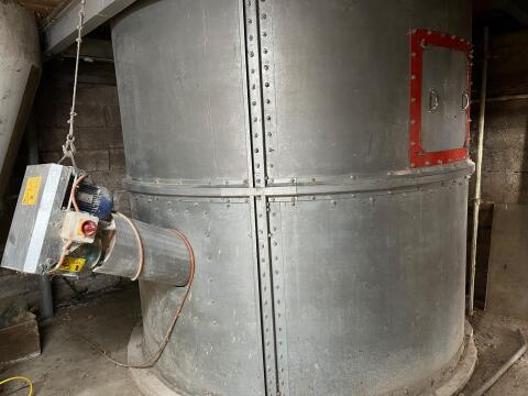 Blechsilo, Getreidesilo, Futtermittelsilo mit Entnahmeschnecke