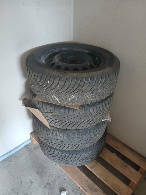 Winterreifen 215/60 R16