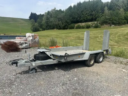 Baumaschinentransporter