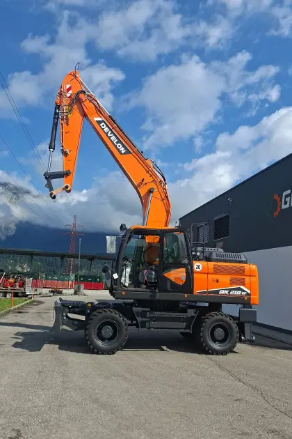 Mobilbagger Develon DX 210W-7 Neumaschine