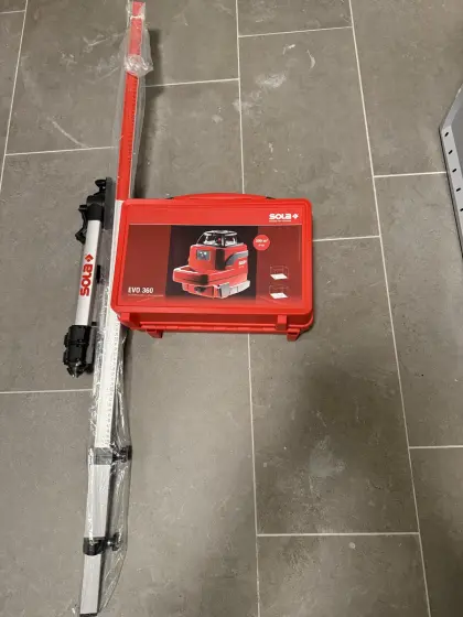 Bau-/Rotationslaser Sola EVO 360 inkl. Stativ und Messlatte