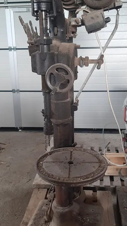 Antike Ständerbohrmaschine