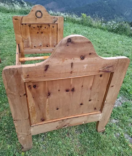 Zirbenbett antik, massiv, 84 x 179 cm mit Lattenrost