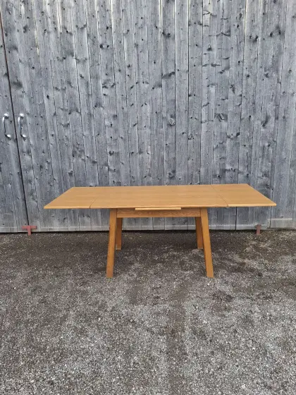 Ausziehbarer Tisch