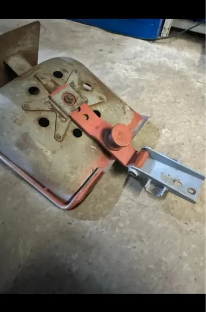 Steyr T80, T80a Sitzschale mit Klappmechanismus