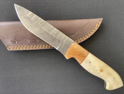 Handgefertigtes Damast-Jagdmesser mit Lederscheide, Unikat