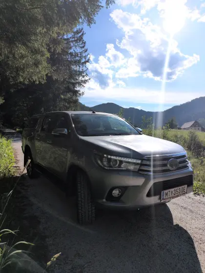 Toyota Hilux 2,4 D-4D mit Hardtop