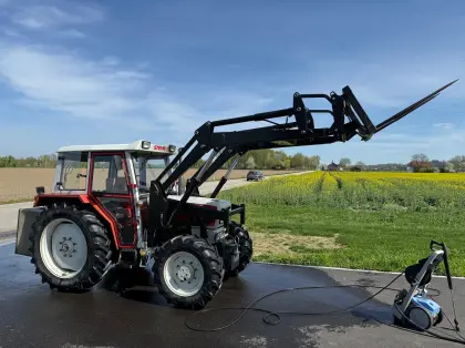 Steyr 8055 A mit vollhydr. FL und Rosensteiner Heckmulde Steyr 8055A