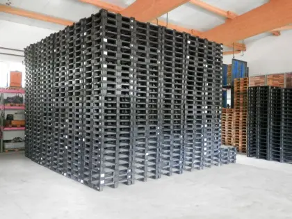 Kunststoffpaletten in stabiler Ausführung 1,0 m x 1,0 m