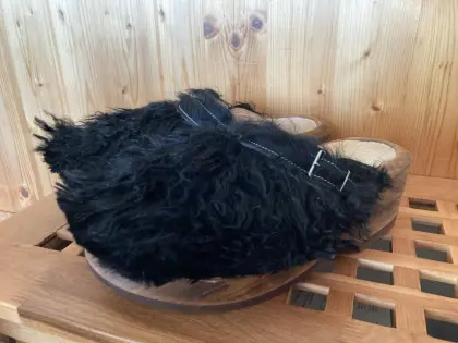 Verkaufe Holzschuhe mit Ziegenfell, Größe 43