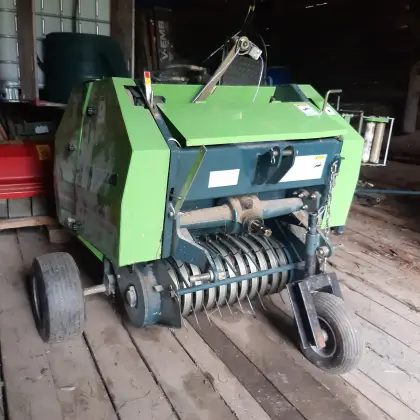 Kleinrundballenpresse mit Wickelmaschine