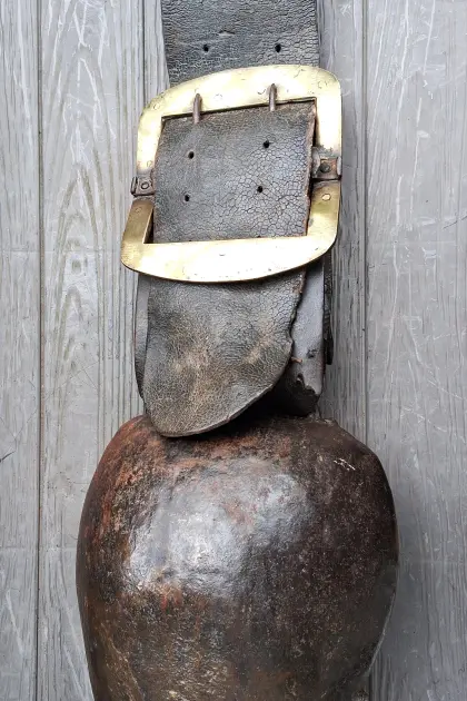 Kuhglocke, Kuhschelle mit Lederriemen und Messingschnalle