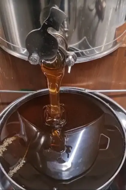 Honig im Glas, Eimer, Propolis in Pipettenflasche