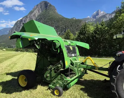 Rundballenpresse John Deere F440M
