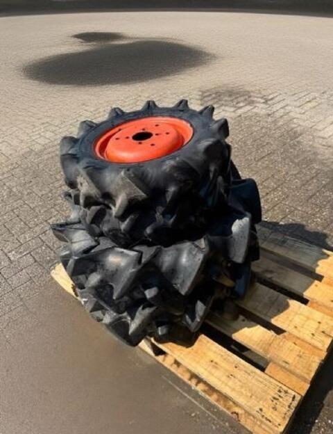 Kleine Traktorreifen mit Felgen (Kubota B7001)