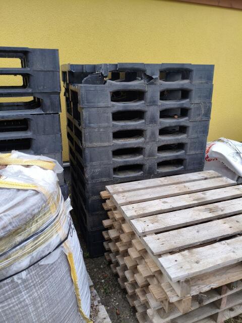 Kunststoffpaletten zum Holzaufrichten