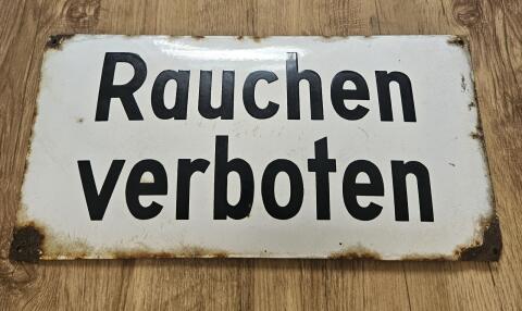 Altes Emailschild „Rauchen verboten“