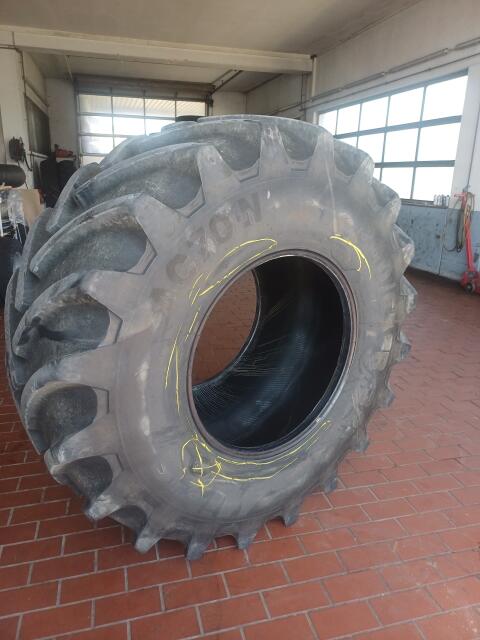 Mitas 800/65 R 32, defekt