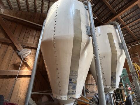 Neuwertige Futtersilos zu verkaufen