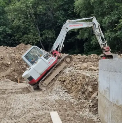 Suche Schwenkantrieb für Takeuchi TB070