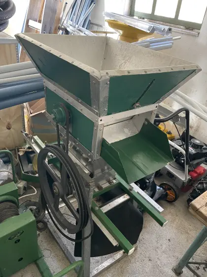 Obstmühle, Traubenmühle mit Riemenantrieb, robust und leistungsstark