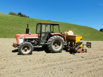 Lindner 620 mit Einzelkornsämaschine