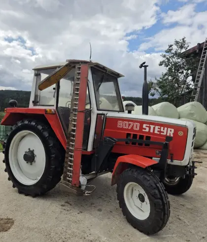 Steyr 8070 H mit Phantombalken und Frontlader