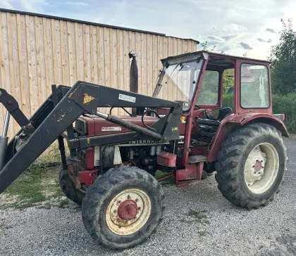 Traktor IHC 633A mit Frontlader