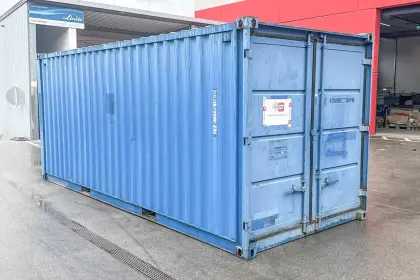Lagercontainer mit Regalen