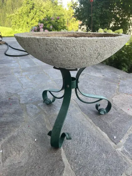 Beton-Pflanzgefäß mit Metallfuß