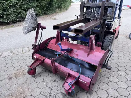 Kehrmaschine, Kehrbesen, Seitenbesen