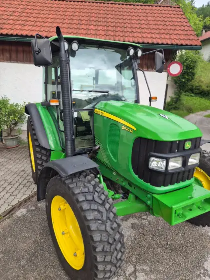 John Deere 5070M – gepflegter Allroundtraktor zu verkaufen, Modell 5070M