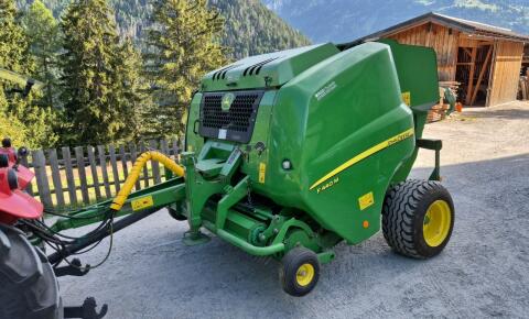 Rundballenpresse John Deere F440M