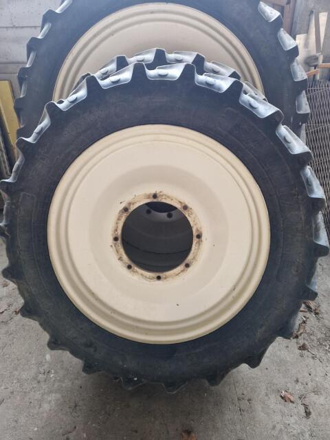 2 Stk. Pflegefelgen zu verkaufen ohne Reifen New Holland T6.160