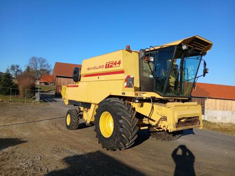 Mähdrescher New Holland TF44