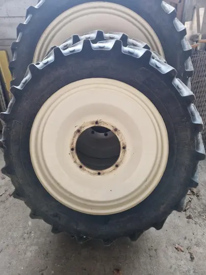 2 Stk. Pflegefelgen zu verkaufen ohne Reifen New Holland T6.160