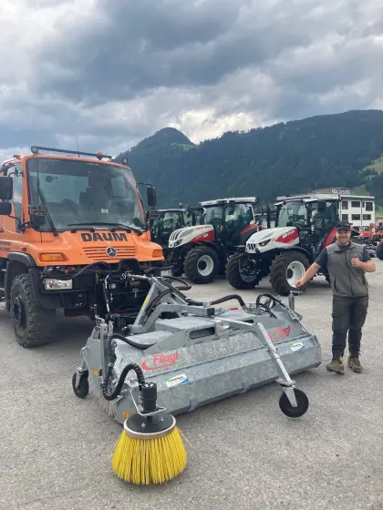 Kehrarbeiten mit Kehrmaschine Zillertal, Tirol