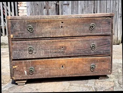 Alte Truhe mit 3 Laden