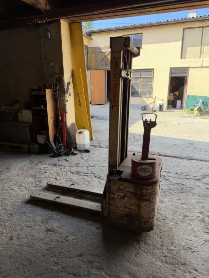 Hochhubwagen mit defekter Batterie